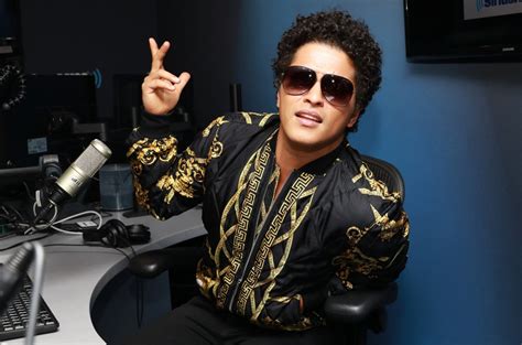 bruno mars versace robe|Bruno Mars Versace music video.